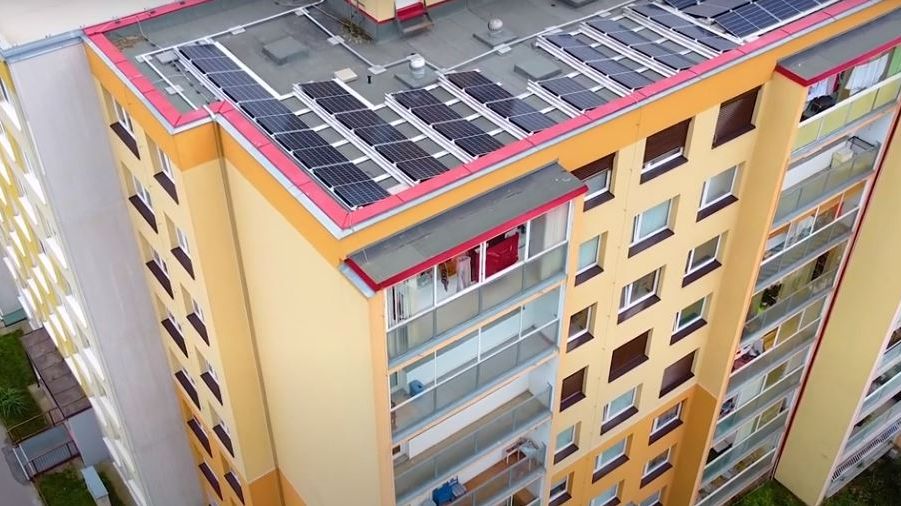 Takhle to vypadá v praxi: Sdílená energie pro bytový dům, který spojil síly se střešní fotovoltaikou